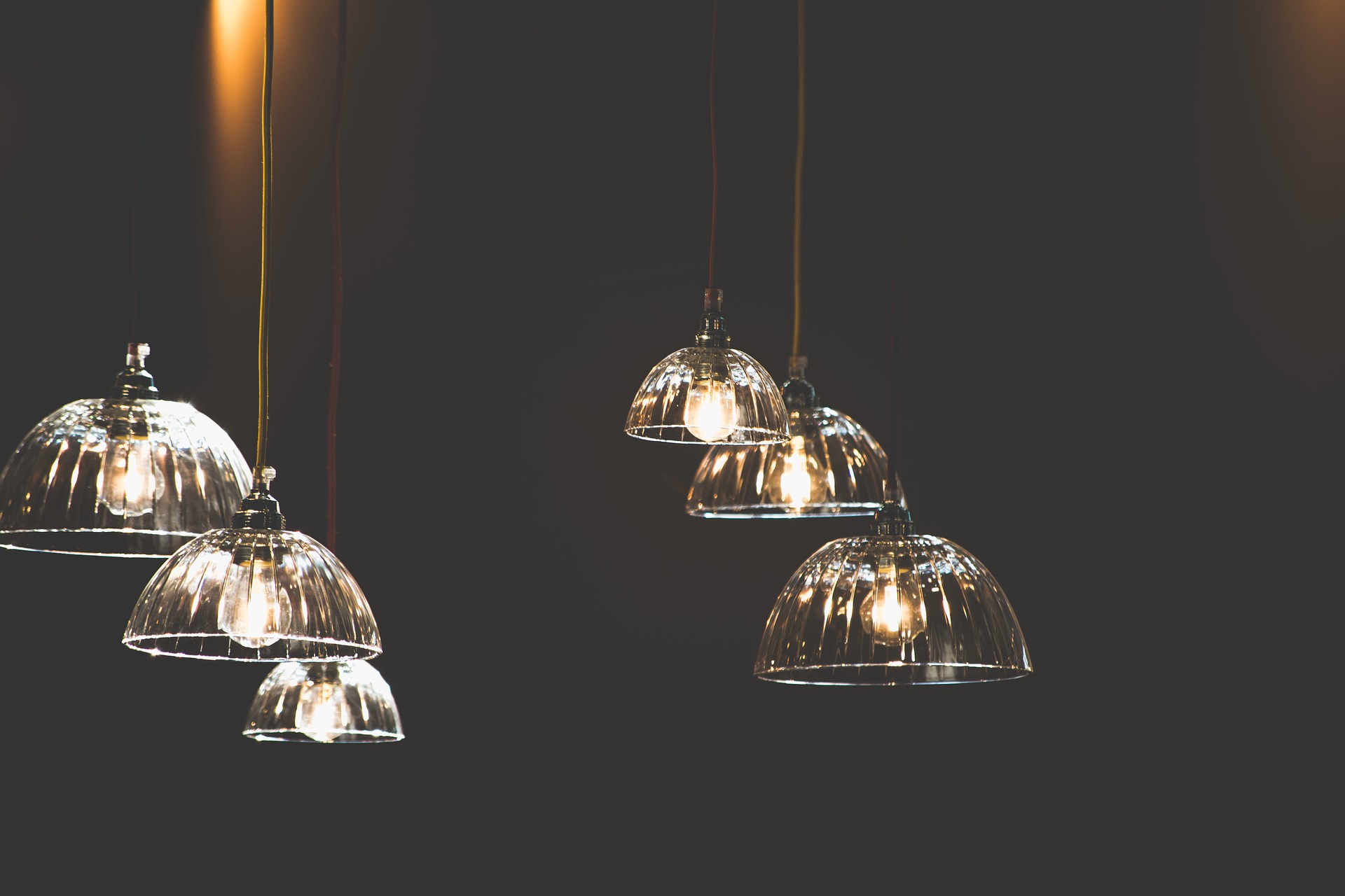 Designový LED lustr s přiznanou žárovkou
